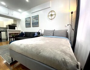 Iron/ironing board, WiFi, bed sheets - ★COZY STUDIO STEPS AWAY FROM CENTRAL PARK, 6 & Q ★ (New York)