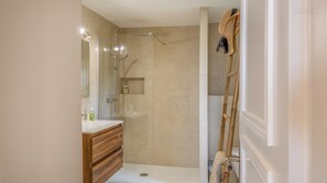 Shower, free toiletries, hair dryer, towels - Casa Carmi appartement vue mer à Erbalunga (Brando)