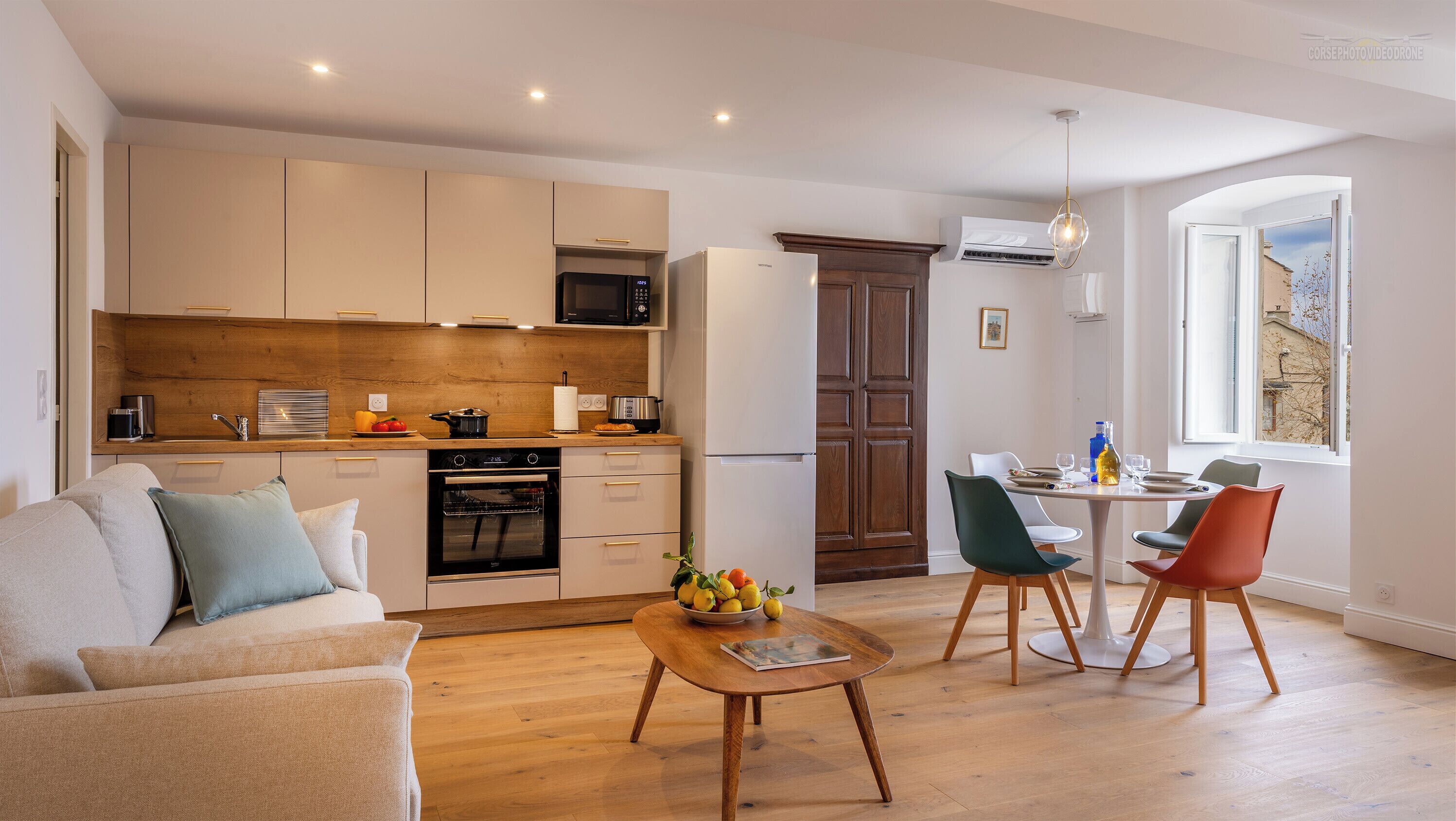 Kjøleskap, mikrobølgeovn, ovn og kokeplater