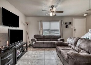 TV - Secluded 2BR Townhome Steps from Northgate & A&M (Bryan)