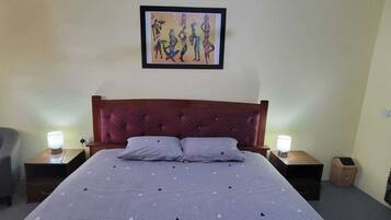 Apartamento, sacada, vista para a cidade | Escrivaninha, espaço de trabalho para notebook, quartos à prova de som