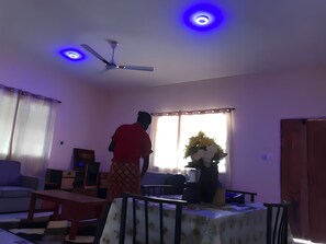 Departamento Deluxe, vista al patio | Servicio a la habitación