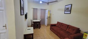 Appartement Deluxe, vue cour intérieure | Restauration dans la chambre