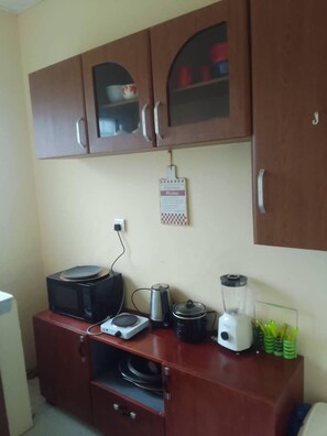 Suite Familiale, balcon, vue cour intérieure | Cuisine privée | Réfrigérateur, micro-ondes, plaque de cuisson