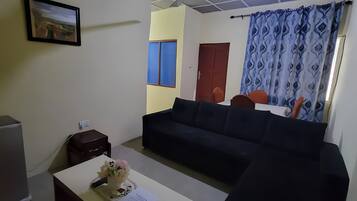 Apartamento, sacada, vista para a cidade | Área de estar