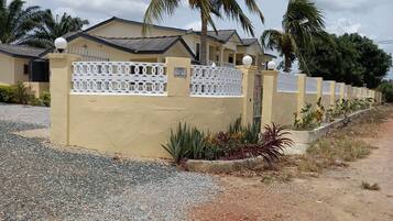 المنشأة من الخارج