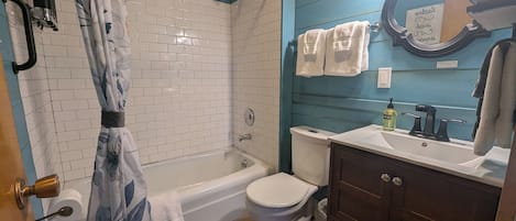 Articles de toilette écologiques, sèche-cheveux, serviettes fournies