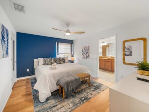 5 habitaciones, escritorio y tabla de planchar con plancha 