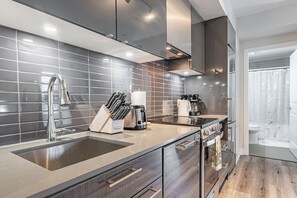 Grand Suite, City View | Private kitchenette | Full-sized fridge, microwave, oven, dishwasher - Guestilo Suites - Eaton Centre (Toronto)