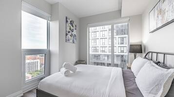 Phòng Suite Grand, quang cảnh thành phố | Bàn, bàn ủi/dụng cụ ủi quần áo, truy cập Internet không dây miễn phí