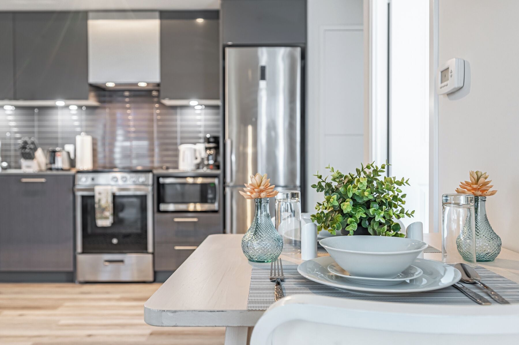 Grand Suite, City View | In-room dining