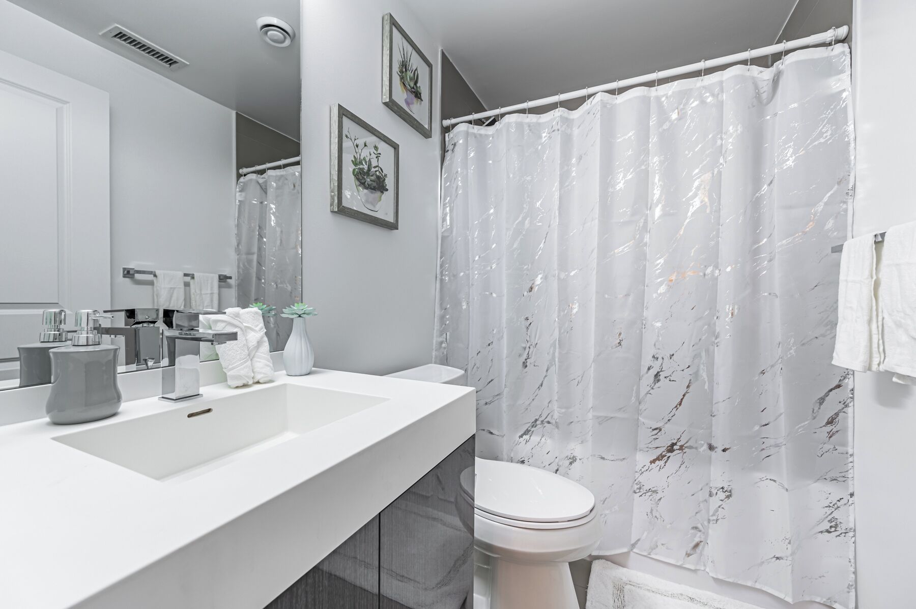 Phòng Suite Grand, quang cảnh thành phố | Phòng tắm | Đồ dùng nhà tắm miễn phí, máy sấy tóc, khăn tắm, xà phòng 