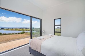 Iron/ironing board, WiFi, bed sheets - Lakeside Retreat Matarangi (Matarangi)
