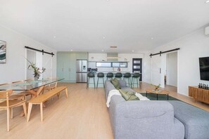 TV - Lakeside Retreat Matarangi (Matarangi)