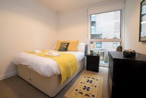 2 bedrooms, iron/ironing board, WiFi, bed sheets - Stylish 2 bedroom - Artists sanctuary: Central London. (London)
