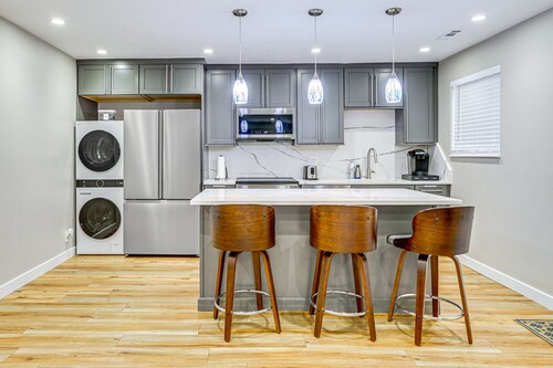 Luxury, well stocked Murray apartment.