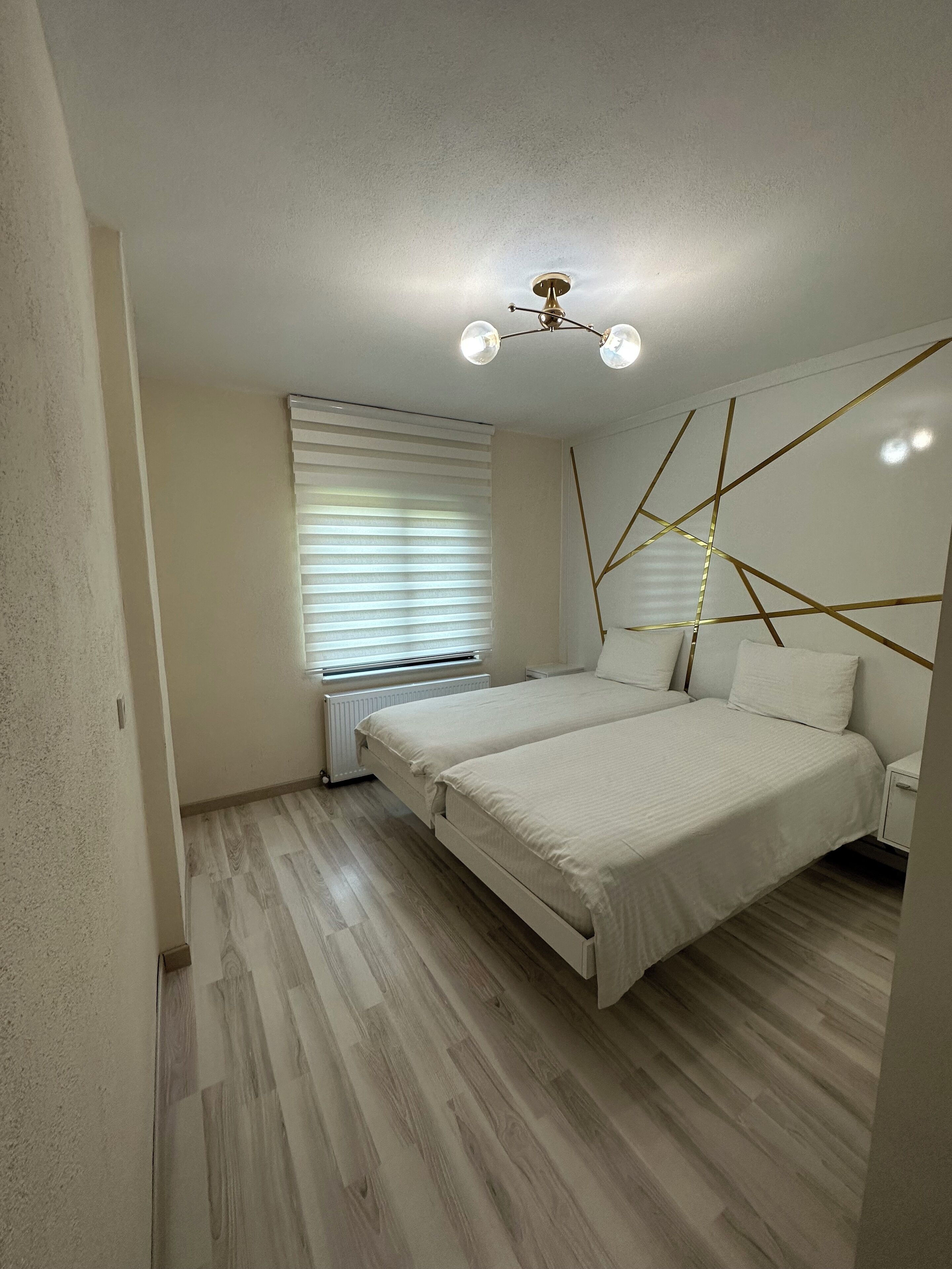 Escritorio, tabla de planchar con plancha, wifi gratis y ropa de cama 