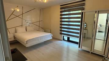 Apartemen Keluarga, pemandangan gunung, area taman | Meja kerja, setrika/meja setrika, dan Wi-Fi gratis