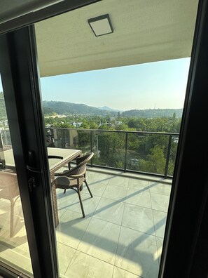 Departamento familiar, vista a la montaña, en el área del jardín | Balcón