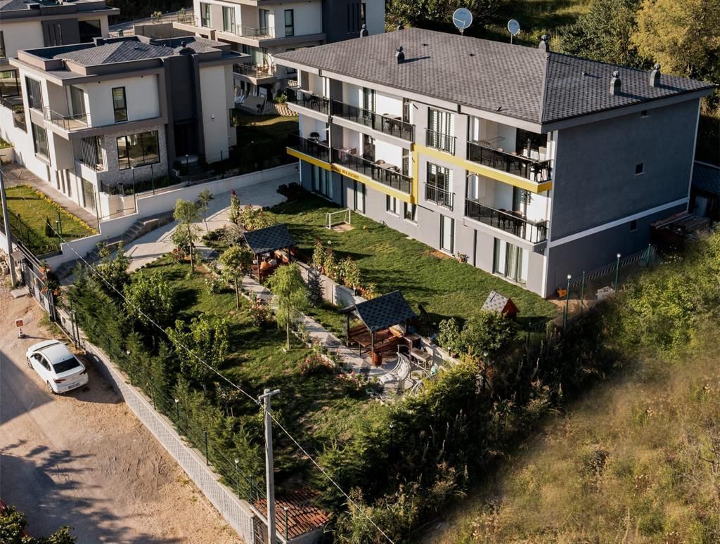 Een bureau, een strijkplank/strijkijzer, gratis wifi