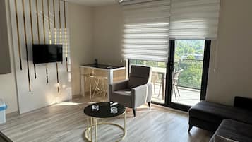 Family Apartment, Mountain View, Garden Area | Ruang tamu | 45 inci sebuah televisyen pintar dengan satelit