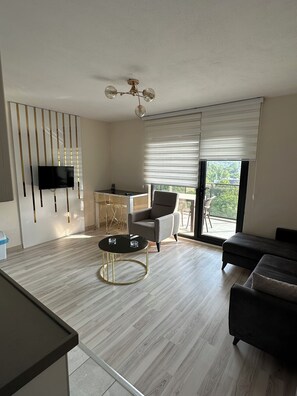 Departamento familiar, vista a la montaña, en el área del jardín | Sala de estar | Smart TV de 45 pulgadas con canales vía satélite 