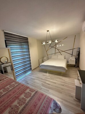 Departamento familiar, vista a la montaña, en el área del jardín | Escritorio, tabla de planchar con plancha, wifi gratis y ropa de cama 