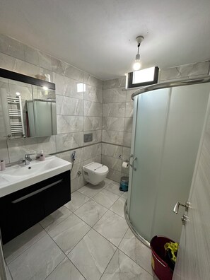 Căn hộ dành cho gia đình, quang cảnh núi, khu vực vườn | Phòng tắm | Buồng tắm vòi sen, máy sấy tóc, khăn tắm, giấy vệ sinh 