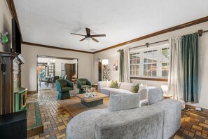 Televisión y chimenea 