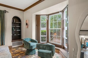 Televisión y chimenea 