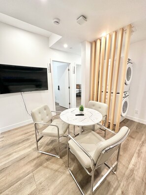 Dining - 4 bedroom 3 bathroom Unit Near USC Campus (Los Angeles)