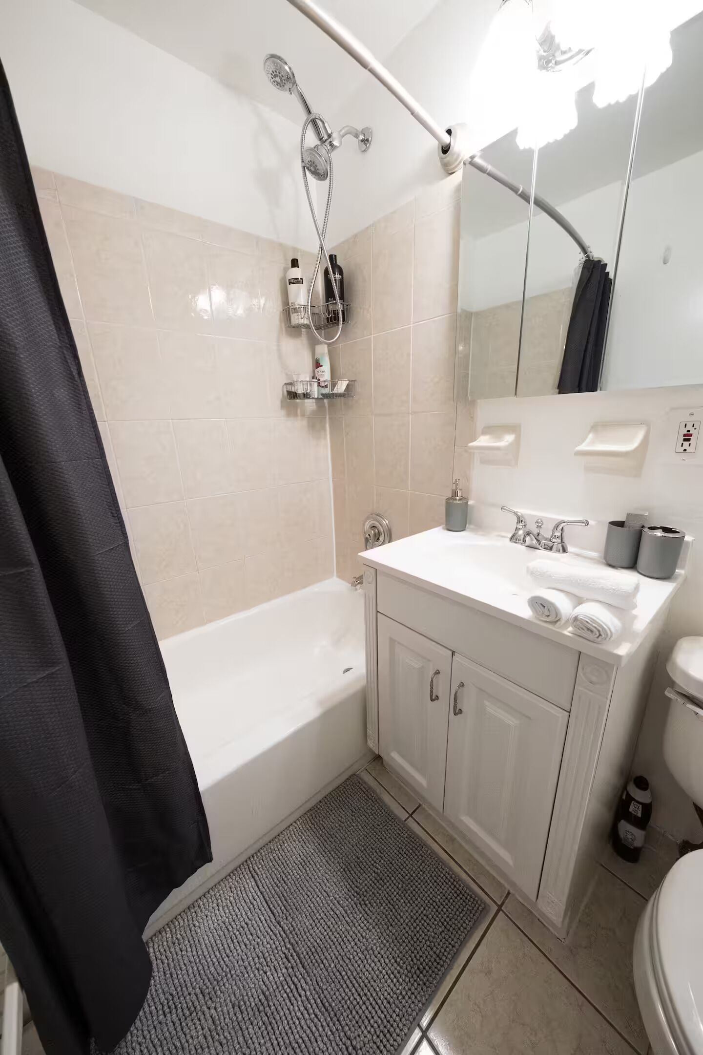 Een douche, een haardroger, handdoeken, zeep