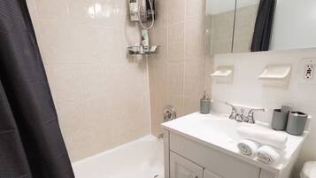 Een douche, een haardroger, handdoeken, zeep