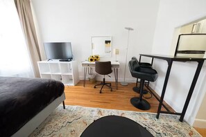 Een strijkplank/strijkijzer, wifi, beddengoed