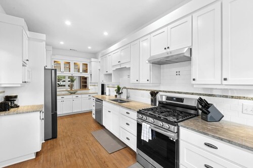 4BR Victorian Gem ❤️ Walk to UT | Free Parking, Close to Downtown