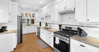 4BR Victorian Gem ❤️ Walk to UT | Free Parking, Close to Downtown