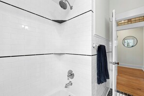 Bruser, miljøvenlige toiletartikler, hårtørrer, håndklæder