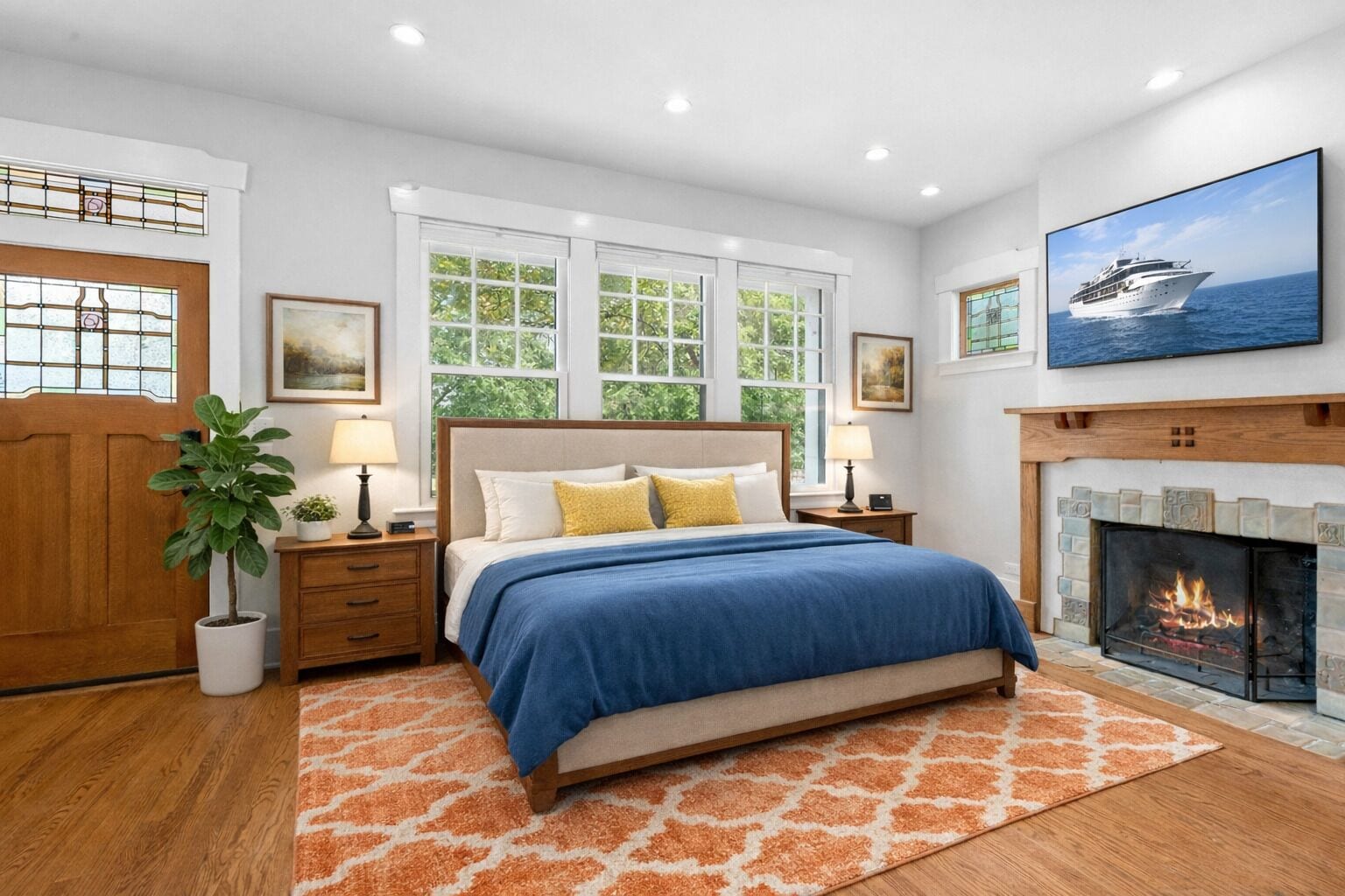 4 quartos, escrivaninha, ferros/tábuas de passar roupa