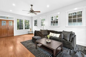 Smart TV, lareira, livros, biblioteca musical