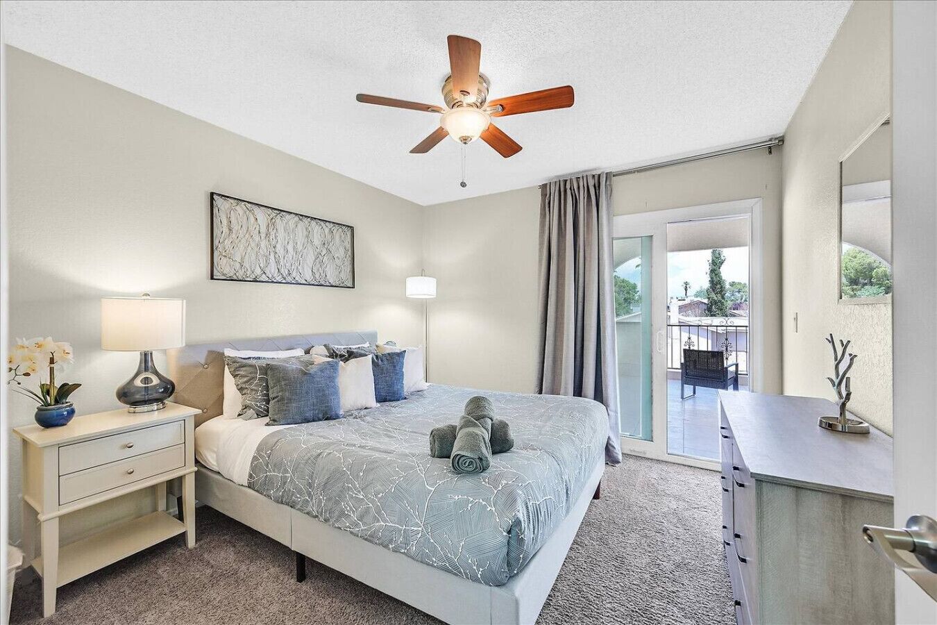 Een bureau, een strijkplank/strijkijzer, reisbedje, wifi