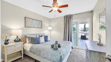 Een bureau, een strijkplank/strijkijzer, reisbedje, wifi