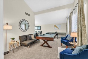 Living area - Vegas 4BR_Private Pool_BBQ_Games_ Near Strip (Las Vegas)