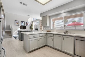 Interior - Spacious 4BR | Groups & Families | Near Strip (Las Vegas)