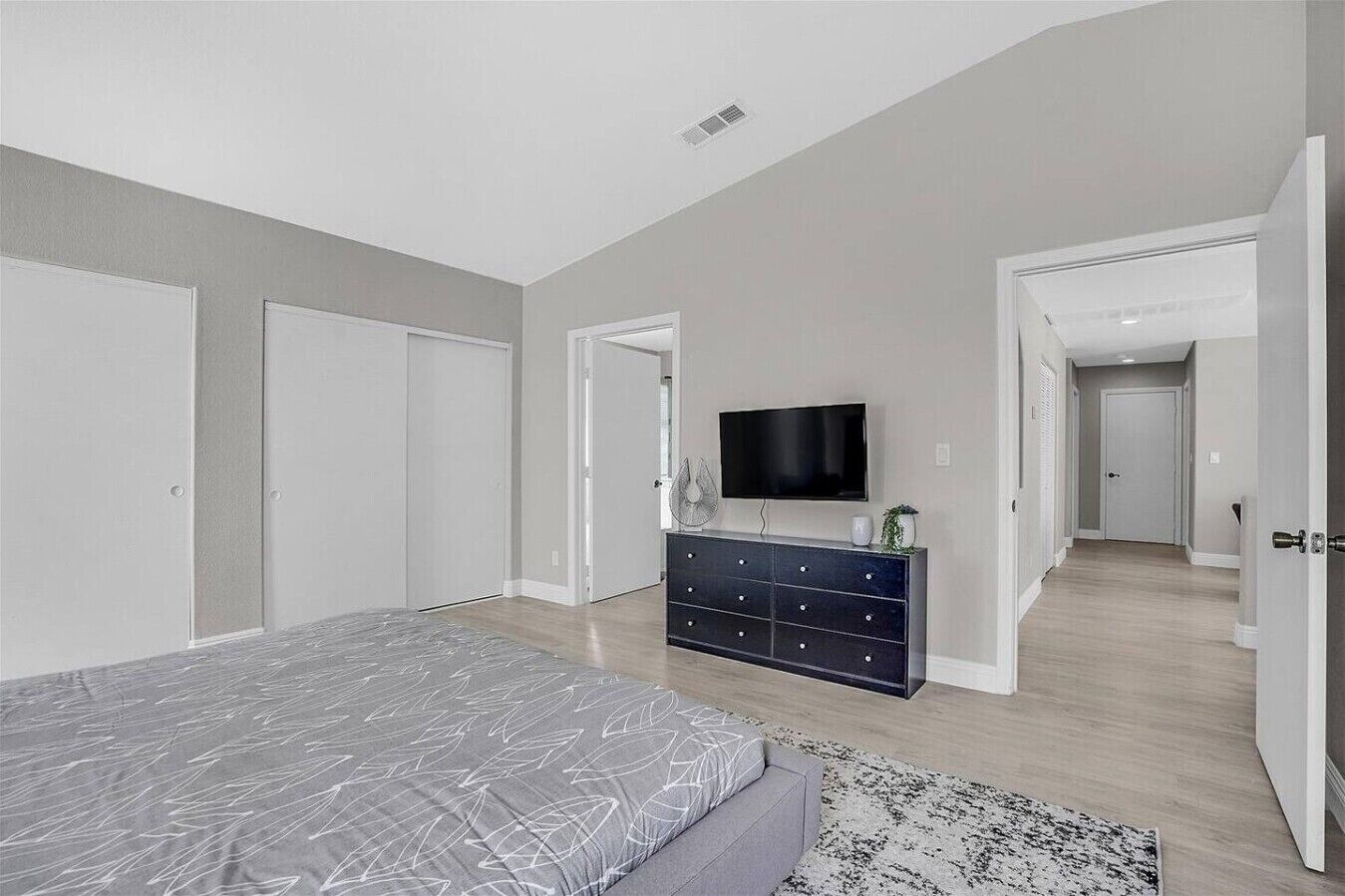 Desk, iron/ironing board, travel cot, WiFi