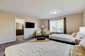 Desk, iron/ironing board, travel cot, WiFi - Family-Getaway | Backyard •Patio •BBQ •Big Kitchen (Las Vegas)