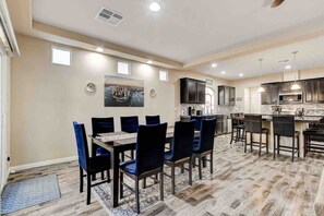 Dining - Family-Getaway | Backyard •Patio •BBQ •Big Kitchen (Las Vegas)