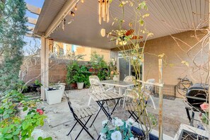 Outdoor dining - Family-Getaway | Backyard •Patio •BBQ •Big Kitchen (Las Vegas)