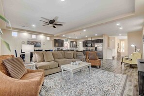 TV - Family-Getaway | Backyard •Patio •BBQ •Big Kitchen (Las Vegas)