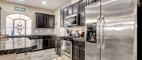 冷蔵庫、電子レンジ、オーブン、コンロ