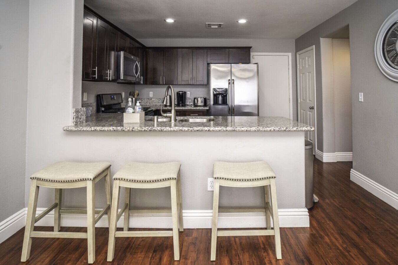 Kjøleskap, mikrobølgeovn, ovn og kokeplater